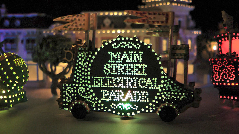 Illustration for article titled Disneyland Fan Builds a Working Version of the Main Street Electrical Parade on His Coffee Table